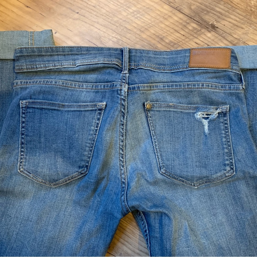 H&M Distressed Jeans size 29/32